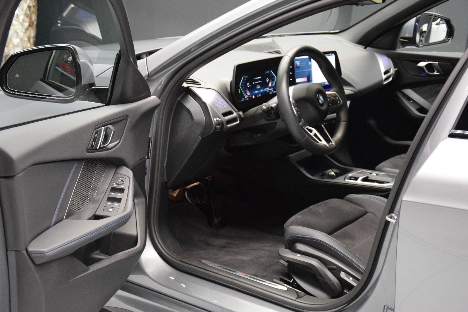 Fahrzeugabbildung BMW 120i M Sport Panorama Alcantara AHK Kamera DSC