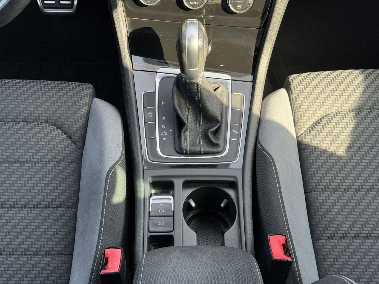 Fahrzeugabbildung Volkswagen Golf R-Line Apple /Szhzg/1.Hand/DAB/LED/Klimaaut