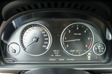 Fahrzeugabbildung BMW 530 d xDrive ModernLine LEDER NAVIGATION XENON