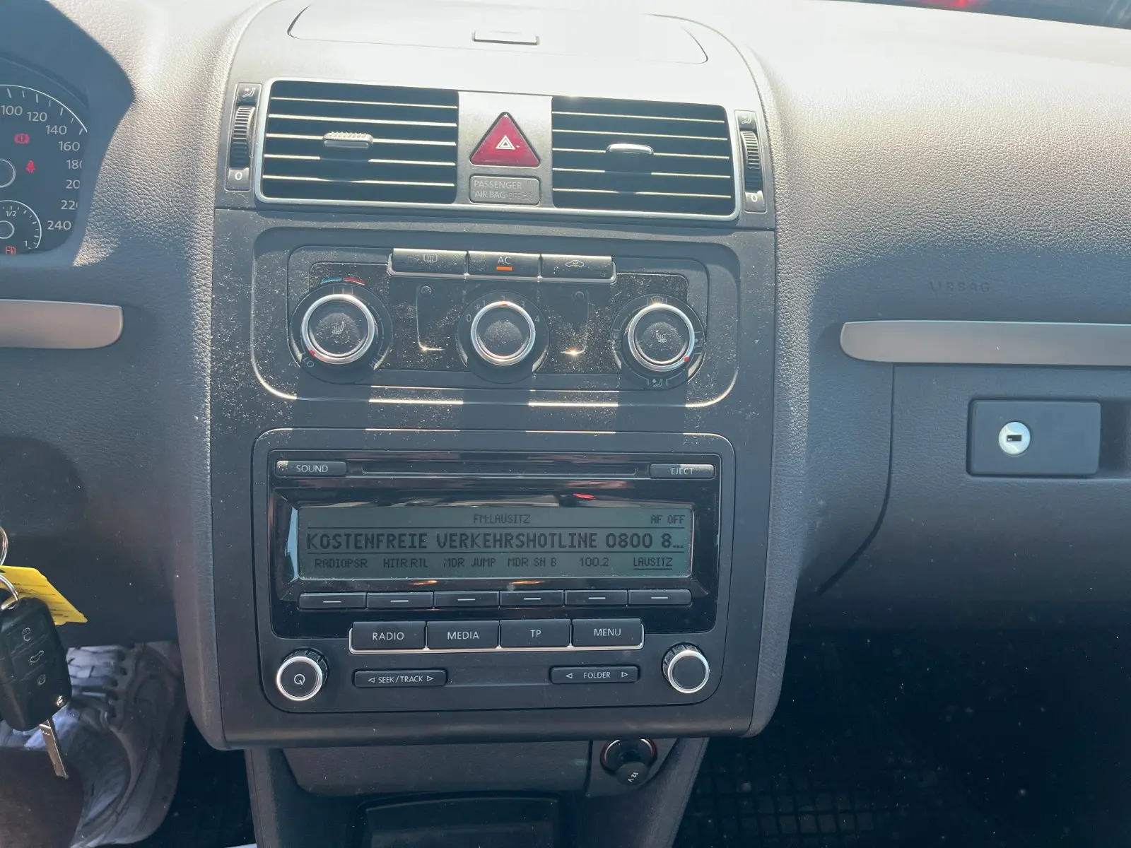 Volkswagen Touran 2011 — photo 16