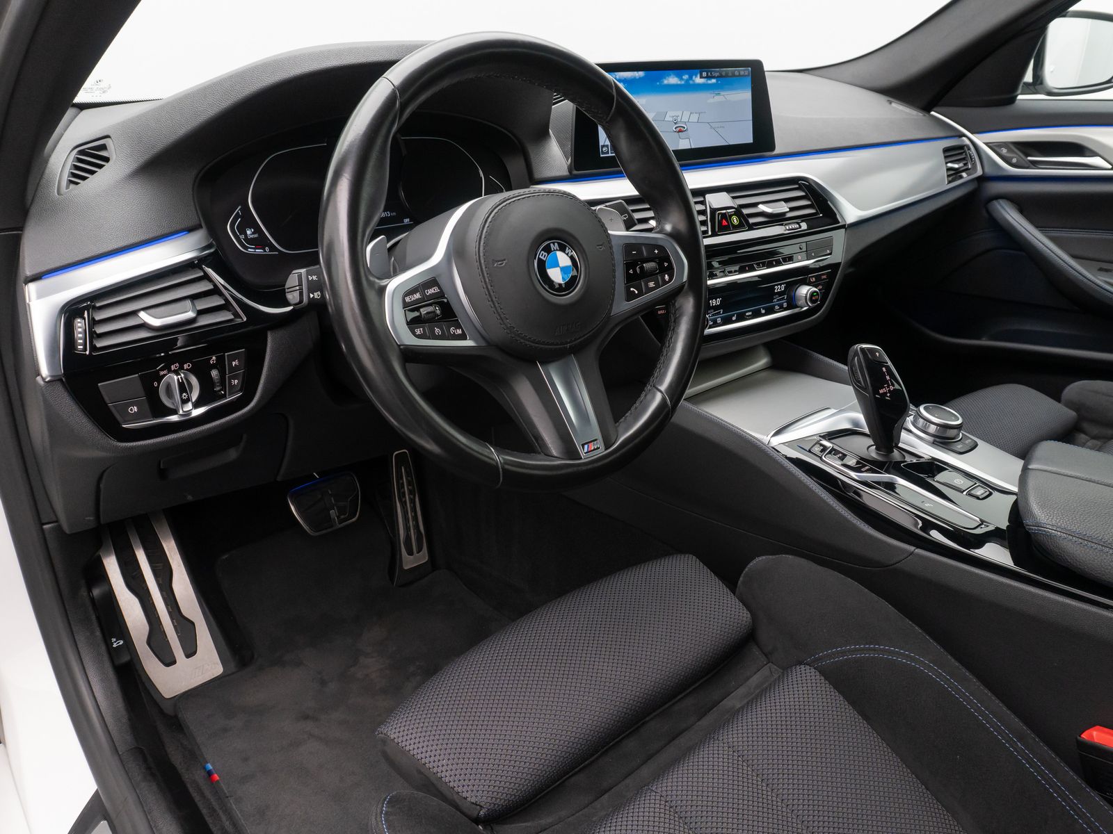 Fahrzeugabbildung BMW 540d xD M Sport Alarm AHK Kamera DAB Parkassist