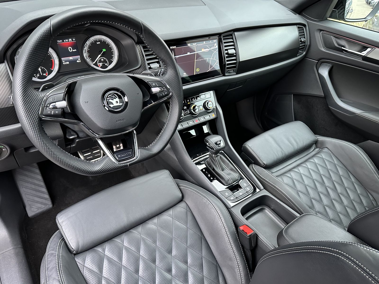 Fahrzeugabbildung SKODA Kodiaq 2.0 TDI DSG 4x4 Sportline NAV+LED+PANO+AH