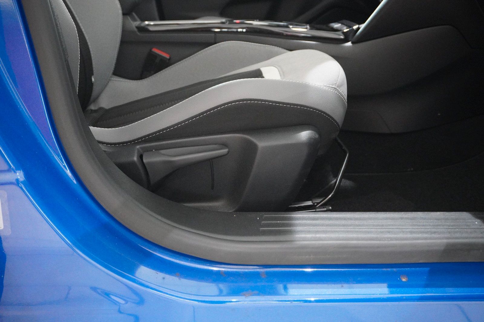 Fahrzeugabbildung Opel Mokka ELEGANCE 1.2T NAVI/LED/KAMERA/SPORT/SH/DAB