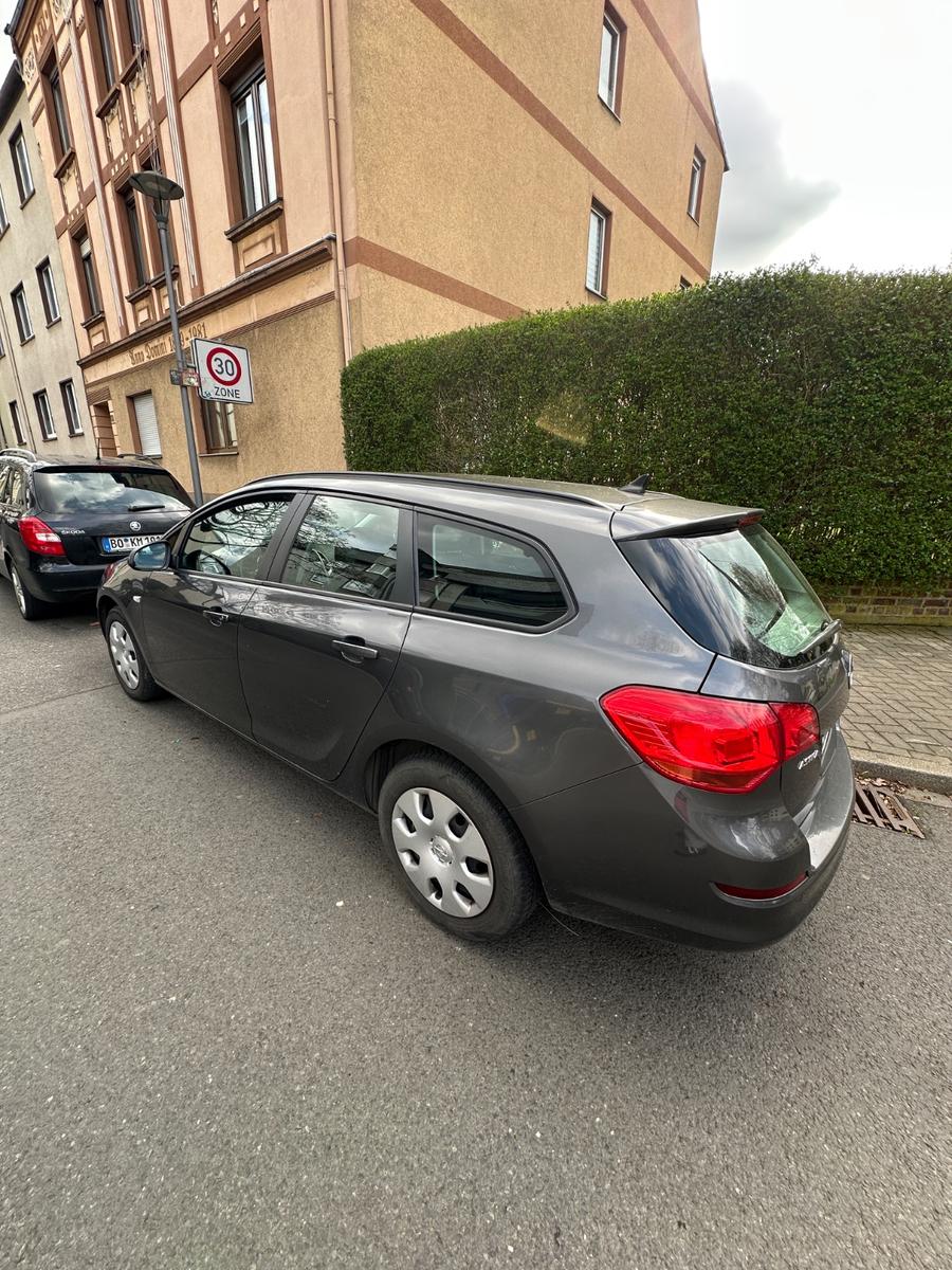 Opel Astra 2012 — engine 1.686 cm³, 110 HP (81kW)