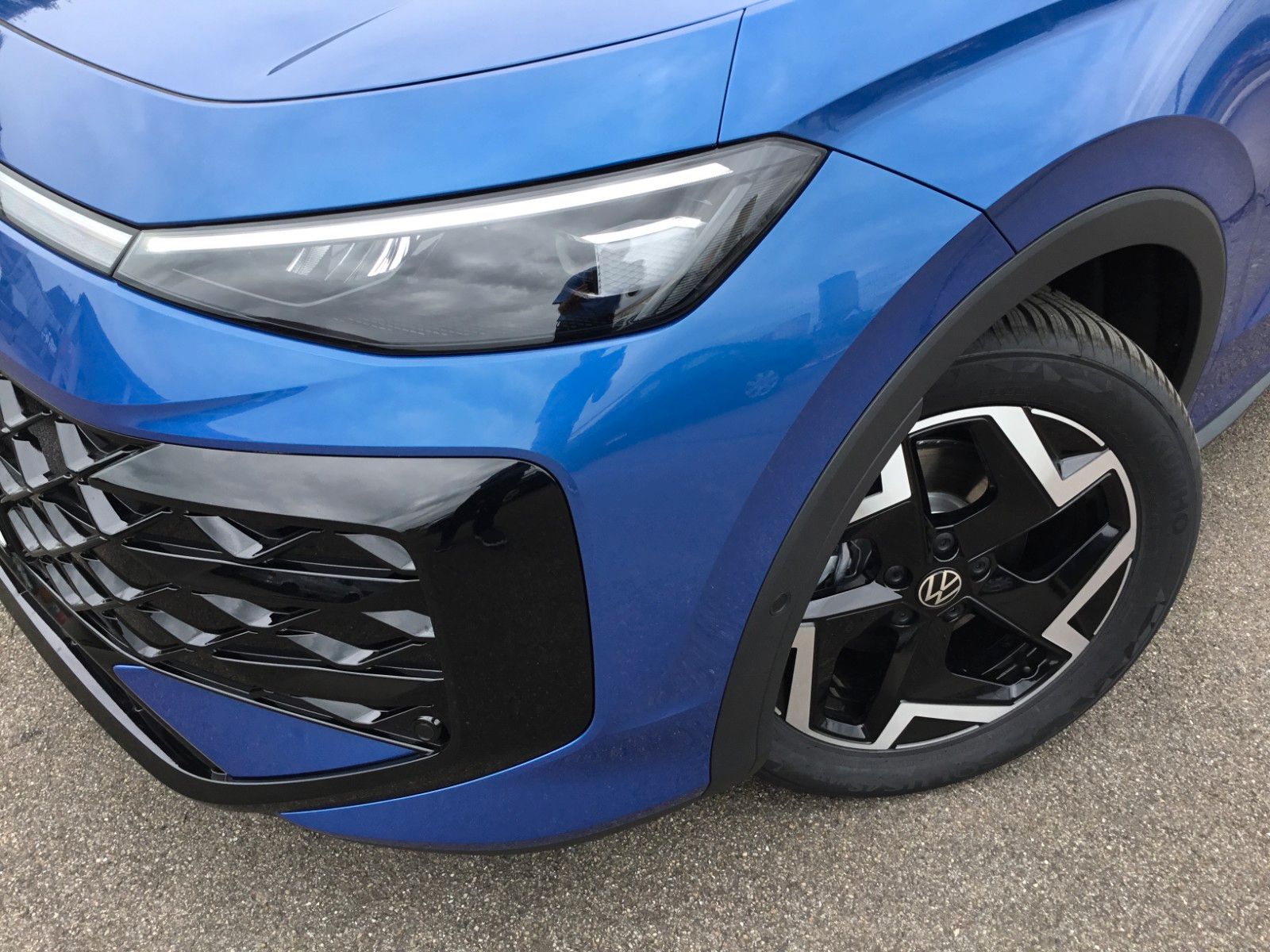 Fahrzeugabbildung Volkswagen T-Roc 1.5 eTSI DSG R-Line+AHK+LED+Navi+18"+Kessy