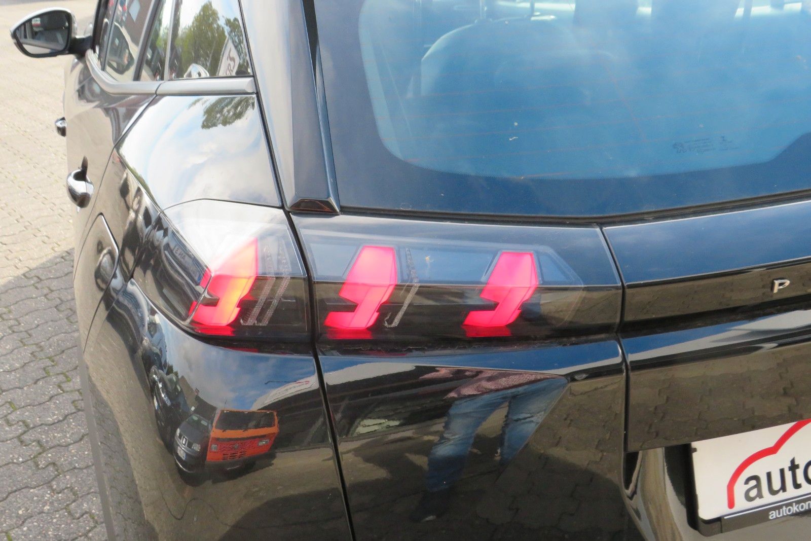 Fahrzeugabbildung Peugeot 2008 e- ALLURE NAVI APP LED SITZH. KAMERA PDC