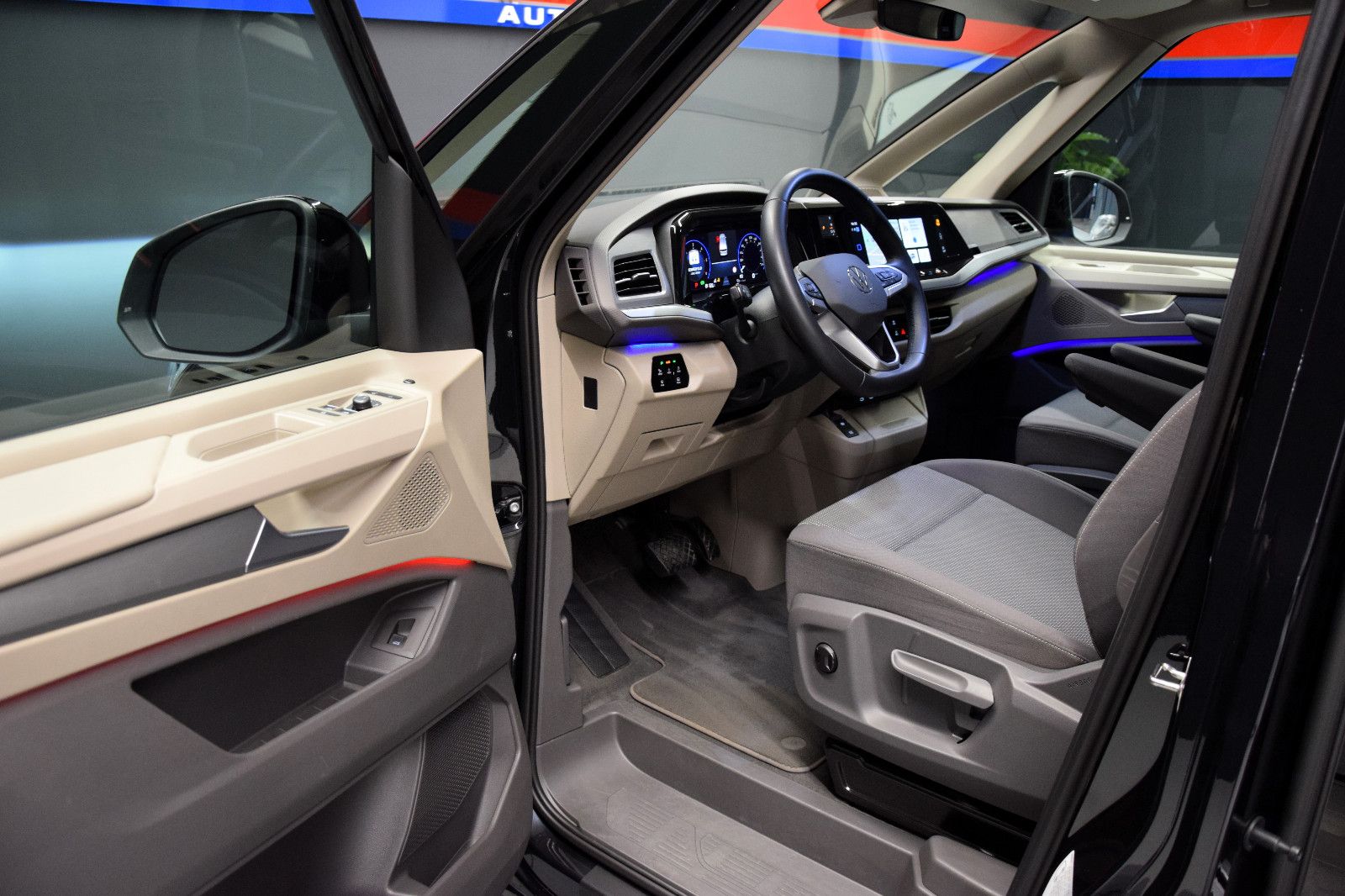 Fahrzeugabbildung Volkswagen T7 Multivan DSG Life 7-Sitze Pano AHK IQ-Light