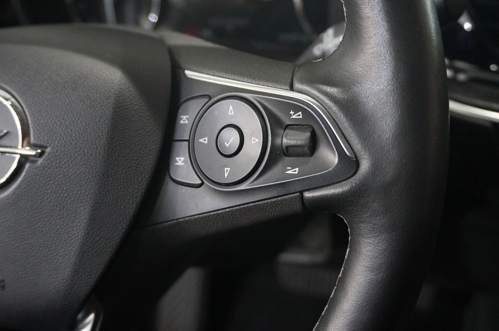 Fahrzeugabbildung Opel Insignia B ST 2.0D ELEGANCE NAVI/LED/KAMERA/DAB+