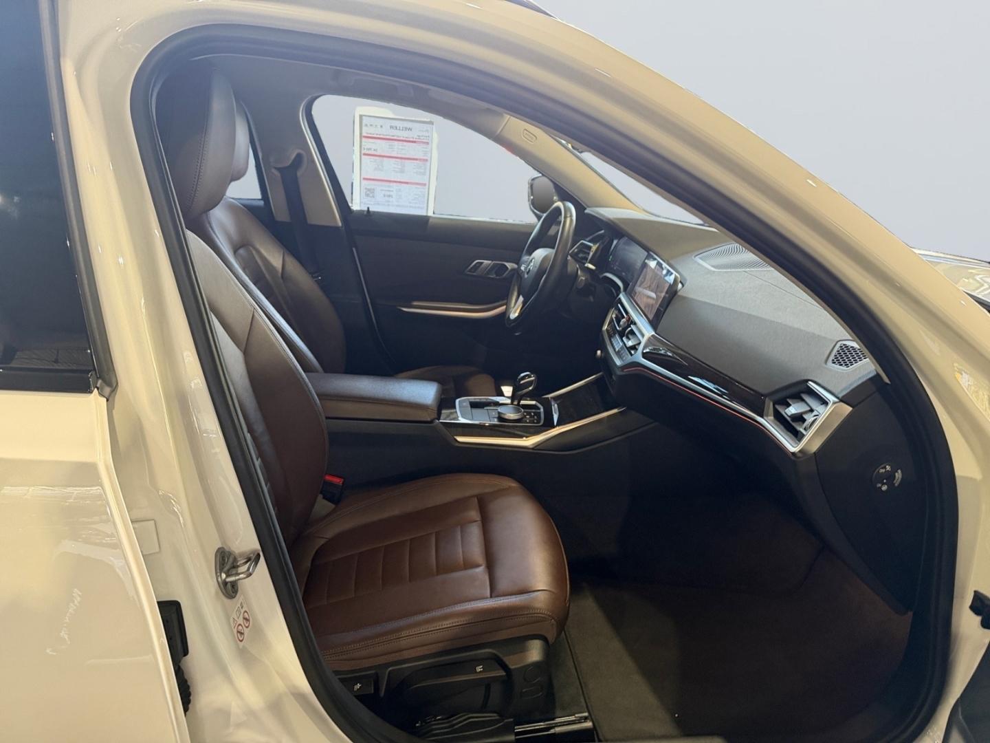 BMW 318 i Touring Luxury Line*AUTOMATIK*LED*PDC*KAME