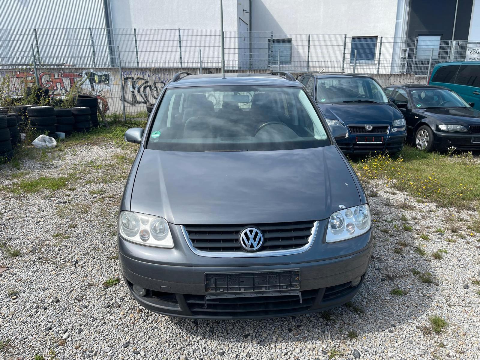 Volkswagen Touran 2004 — rear view