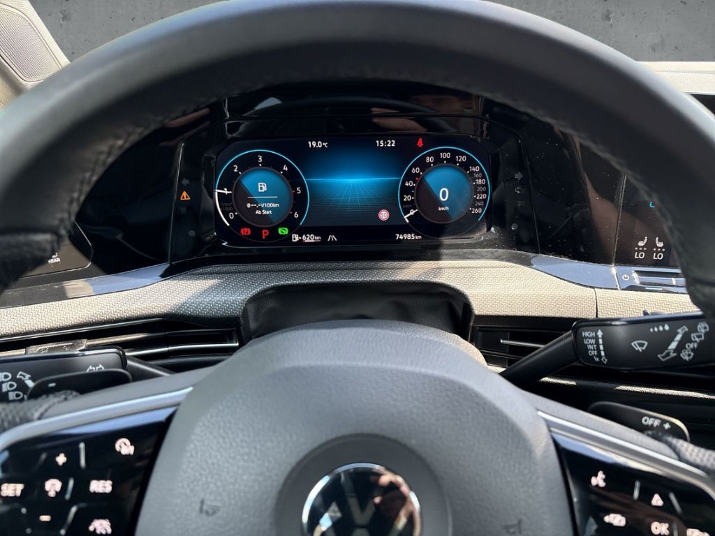 Fahrzeugabbildung Volkswagen Golf 8 TDI DSG R-Line AHK IQ.Light Pano Navi ACC