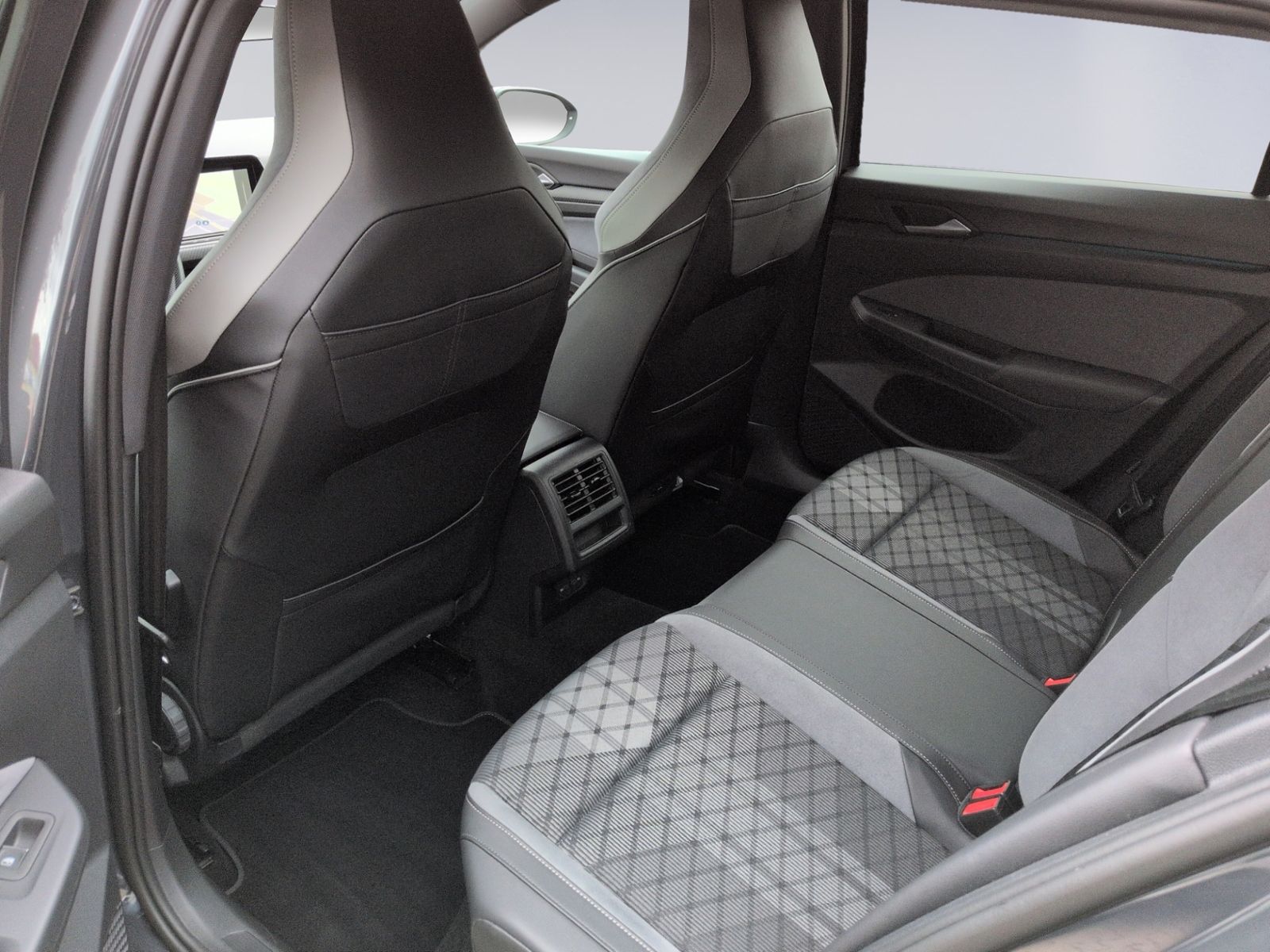 Golf VIII Variant 1.5 eTSI DSG R Line KAMERA