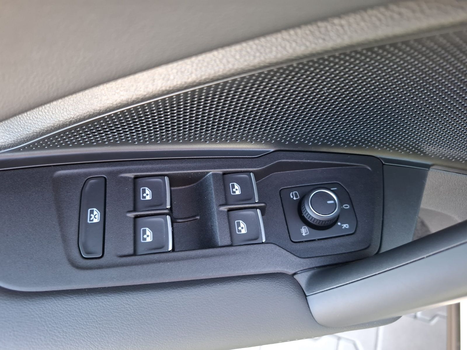 Fahrzeugabbildung Volkswagen Tiguan 2.0 TDI 4M R-Line BLACK*PAN*HK*AHK*MATRIX