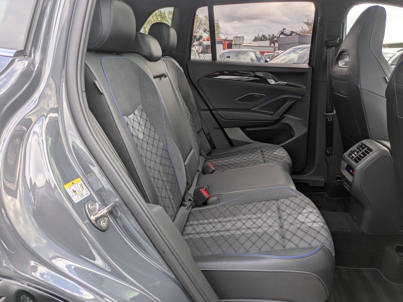 Fahrzeugabbildung Volkswagen Tiguan 2.0 TDI 4M R-Line PANO*H&K*AHK*MATRIX*20"