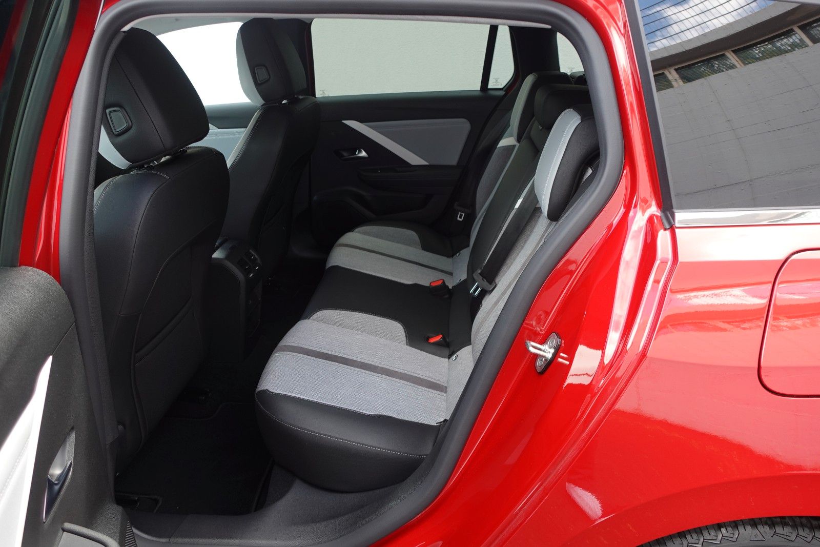 Fahrzeugabbildung Opel Astra L Sports Tourer Elegance PHEV,PP, RFK