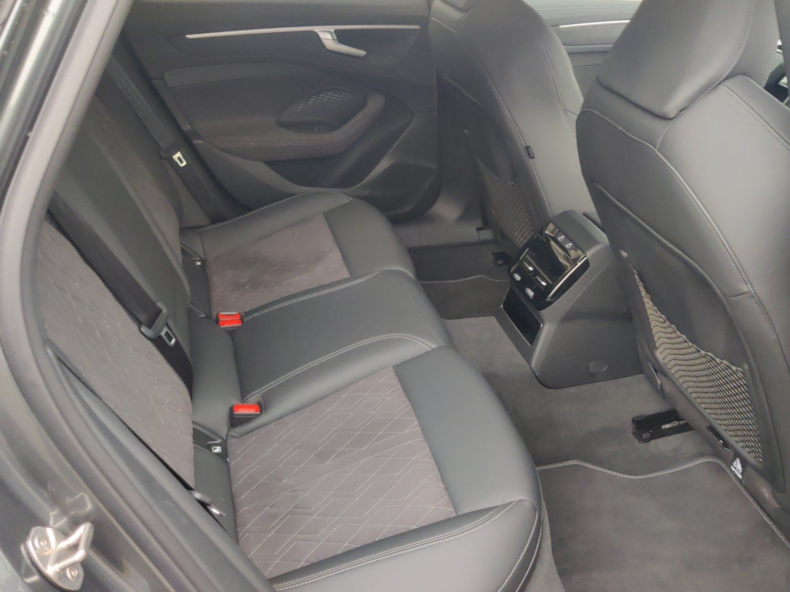 Fahrzeugabbildung Audi A6 Avant 2.0 TDI quattro edition one 360,MATRIX,