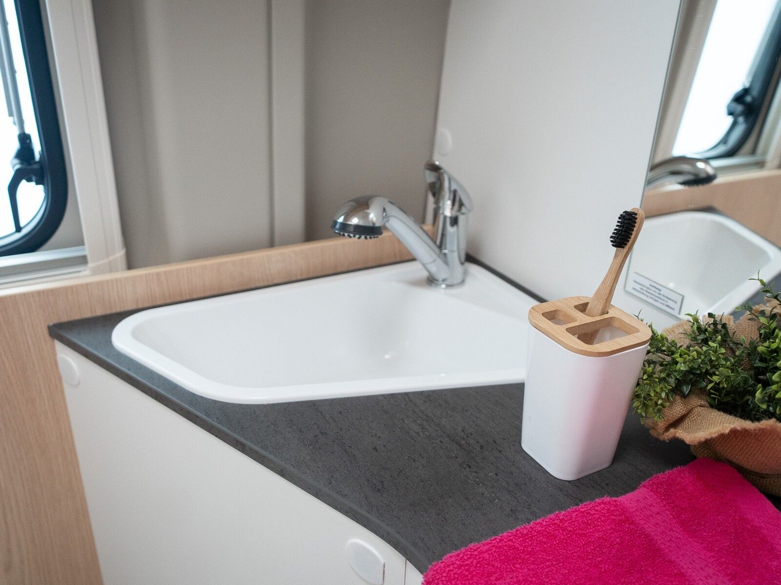 Fahrzeugabbildung Sunlight Cliff 600 Modelljahr 2026 mit Markise!