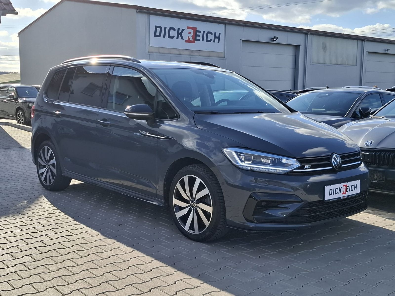Fahrzeugabbildung Volkswagen Touran 2.0 DSG R-Line High BLACK Pano 7Si IQ AHK