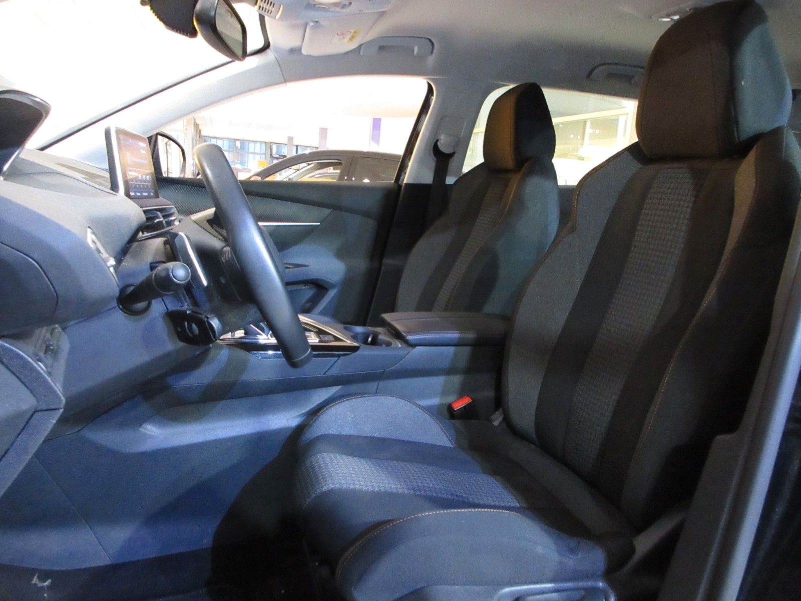 Fahrzeugabbildung Peugeot 5008 Active 1.2T NAVI/PDC/LED/AHK/TEMPO