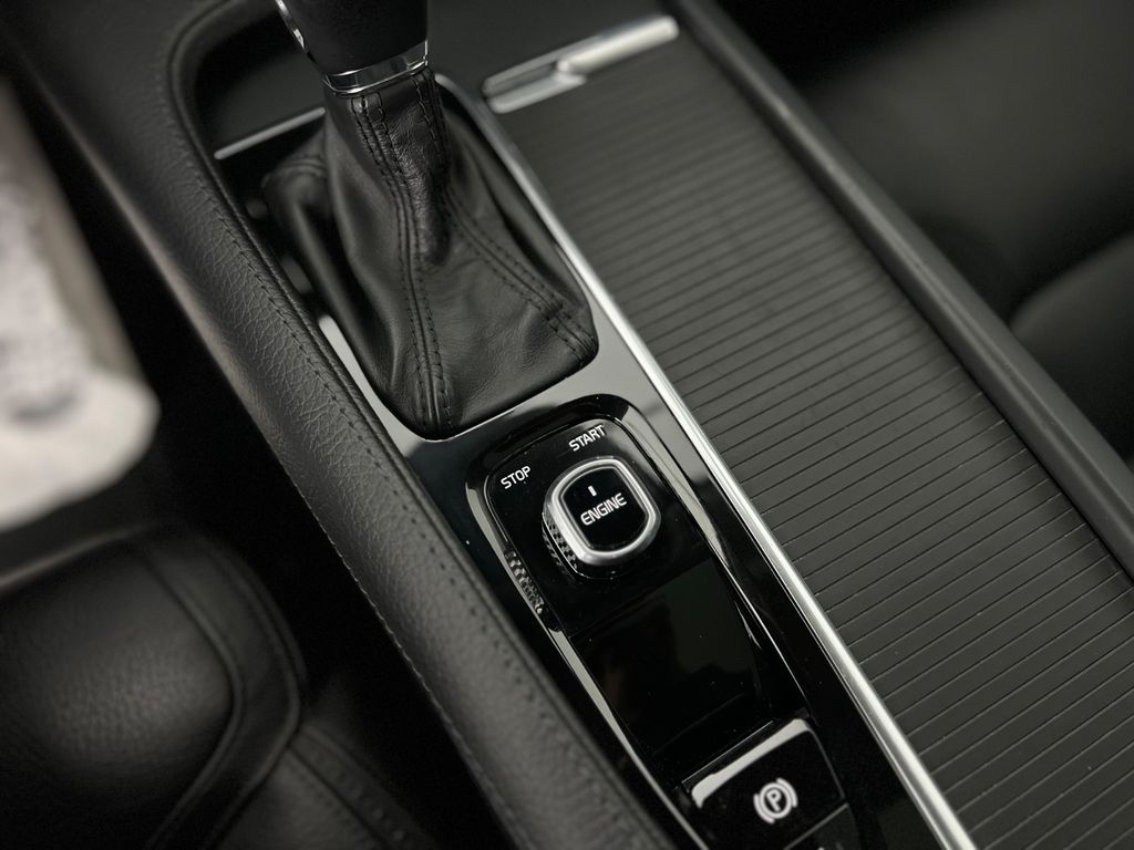 VOLVO V90 Cross Country D5 ALLRAD / 1.HD /235PS /B&W VOLVO V90 Cross Country D5 ALLRAD / 1.HD /235PS /B&W