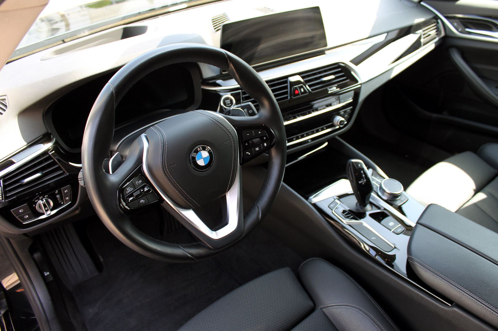 Fahrzeugabbildung BMW 530i Touring Steptr. Sport-Line LED HUD KAM ACC