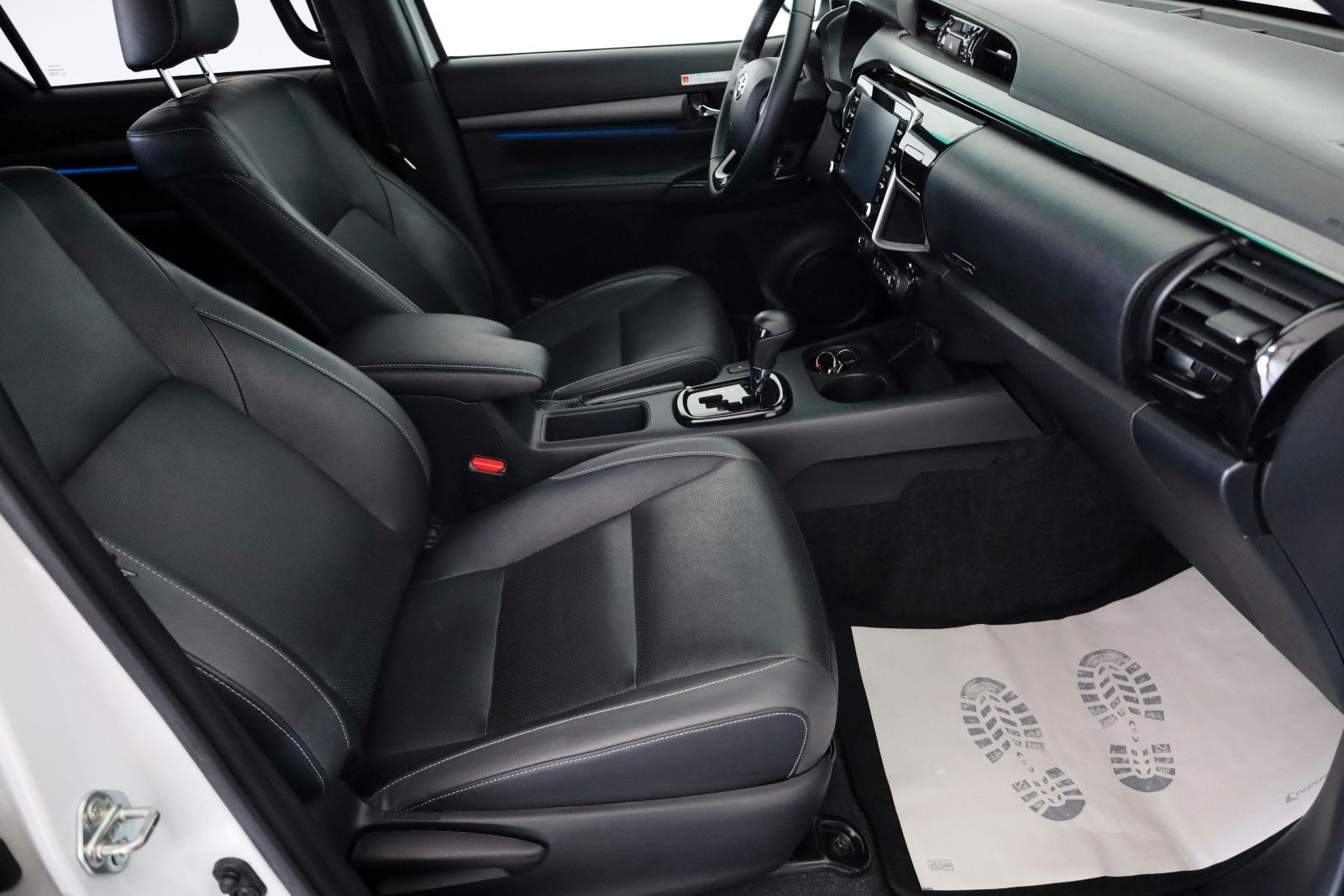 Fahrzeugabbildung Toyota Hilux 2.8 D-4D Invincible,ACC,Rollo,Rollbüg.,AHK