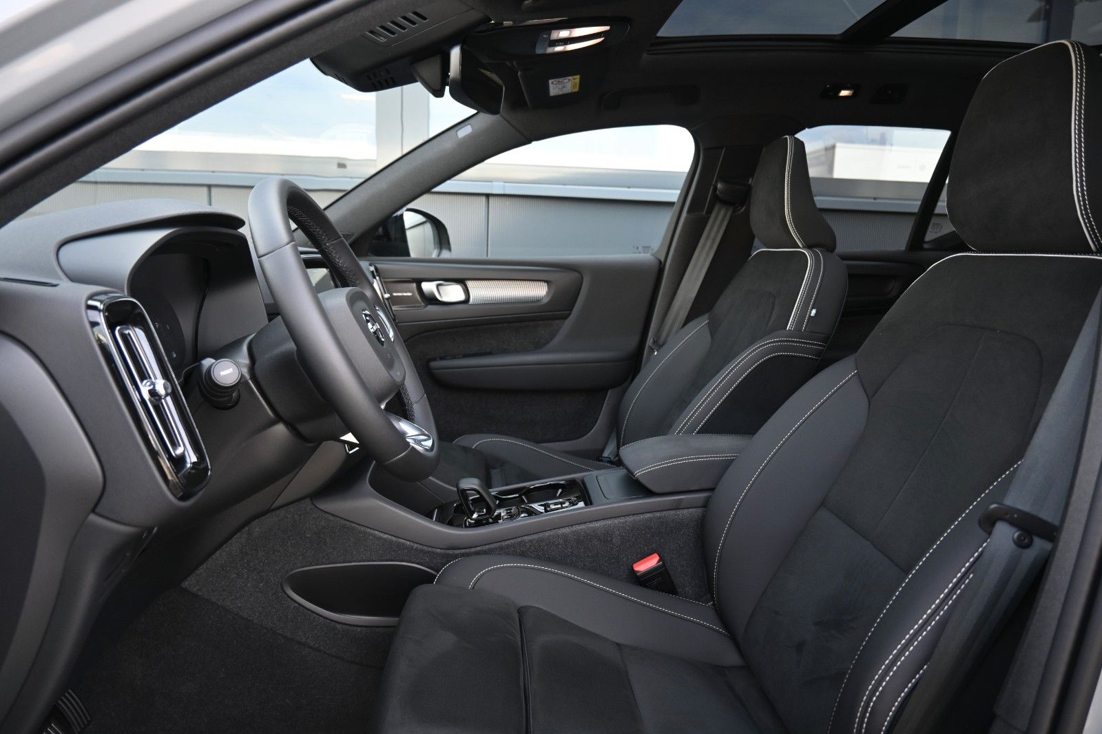 Fahrzeugabbildung Volvo XC40 B4 Plus Dark*LED*PANO*360*STHZ*H&K*DAB*BLIS