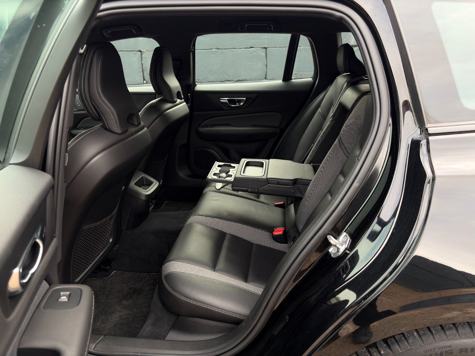 Fahrzeugabbildung Volvo V60 AWD R-Design ACC ProH&K 360° LED CarPl. Memo