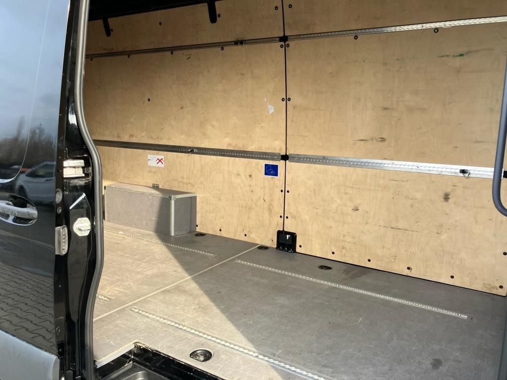 Fahrzeugabbildung Mercedes-Benz Sprinter 317 CDI schwarz SHZ MBUX Schwingsitz