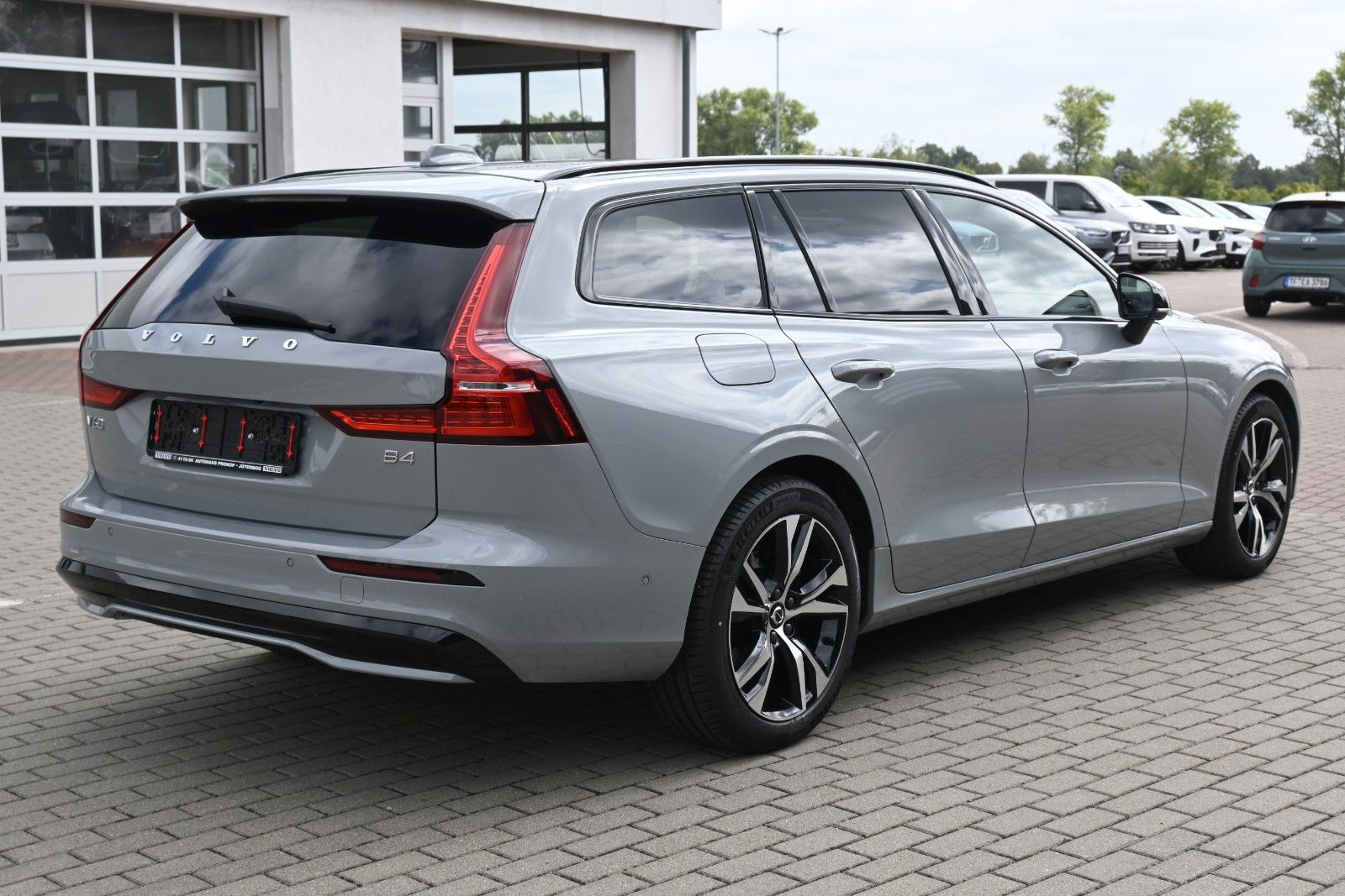 Fahrzeugabbildung Volvo V60 B4 DKG Plus Dark*HuD*PANO*360°*ACC