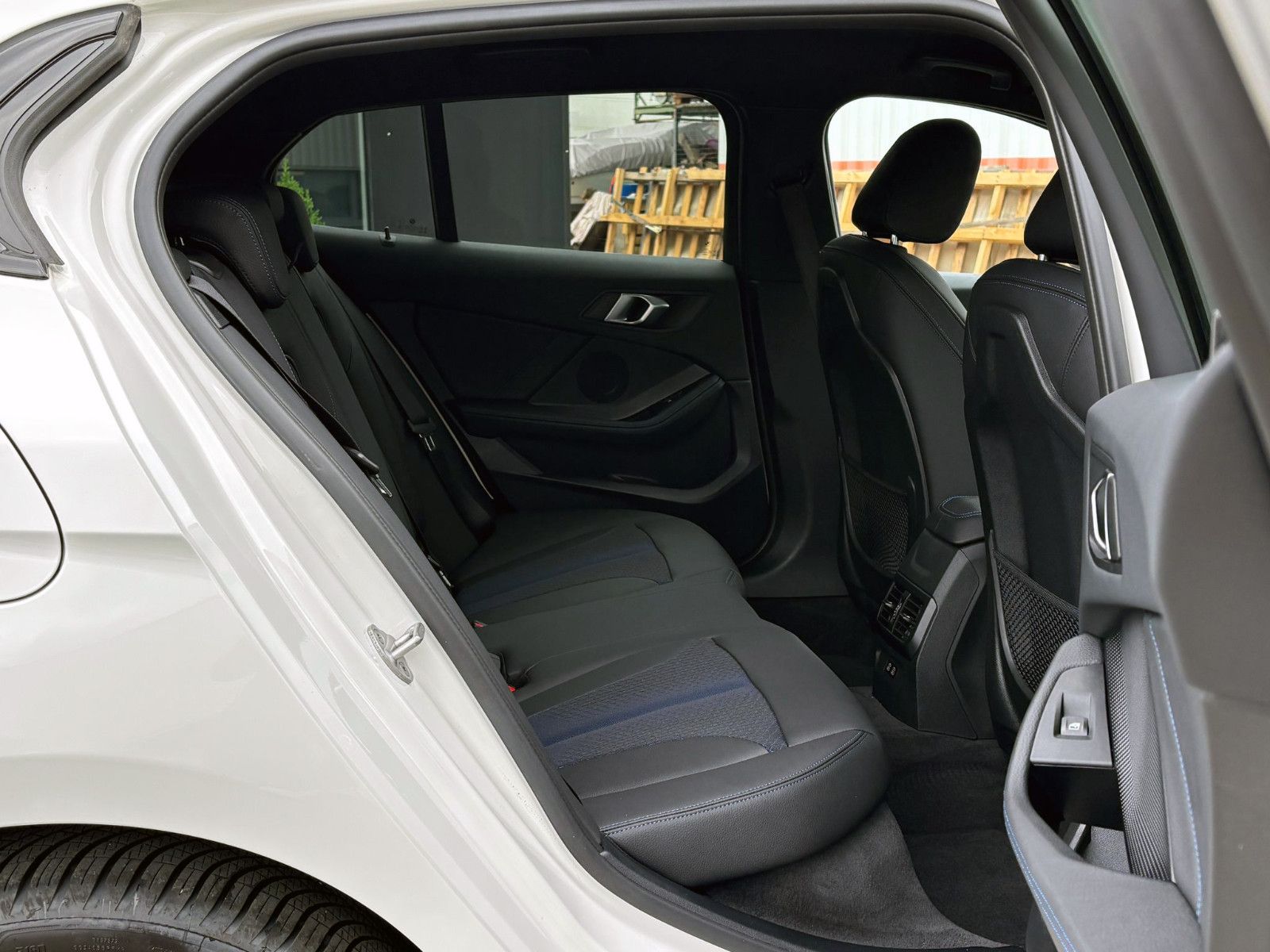 Fahrzeugabbildung BMW 118i M-Sport Steptronic LED KAM PDC AMBI CarPlay