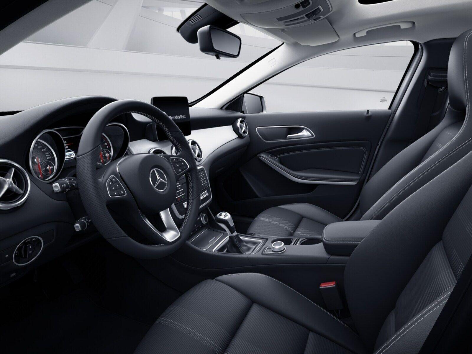 Mercedes-Benz GLA 180 PANO PDC SHD SHZ