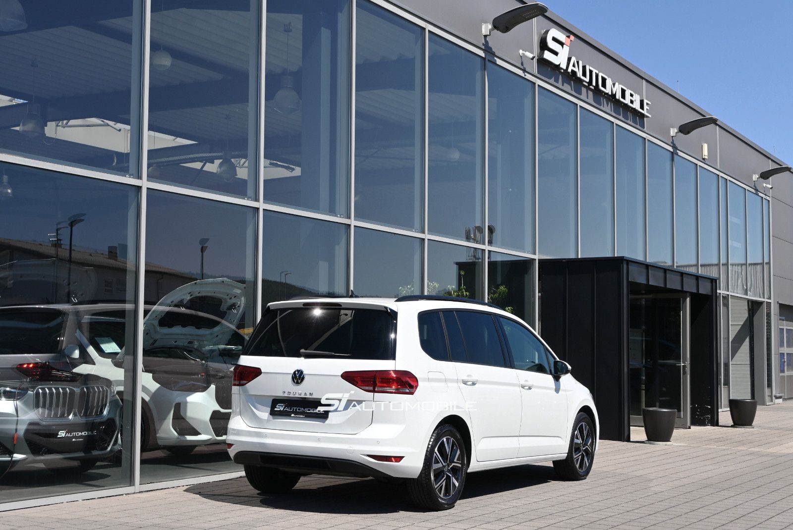 Fahrzeugabbildung Volkswagen Touran 1.5 TSI DSG °ACC°AHK°DYNAUDIO°PANO°STANDH