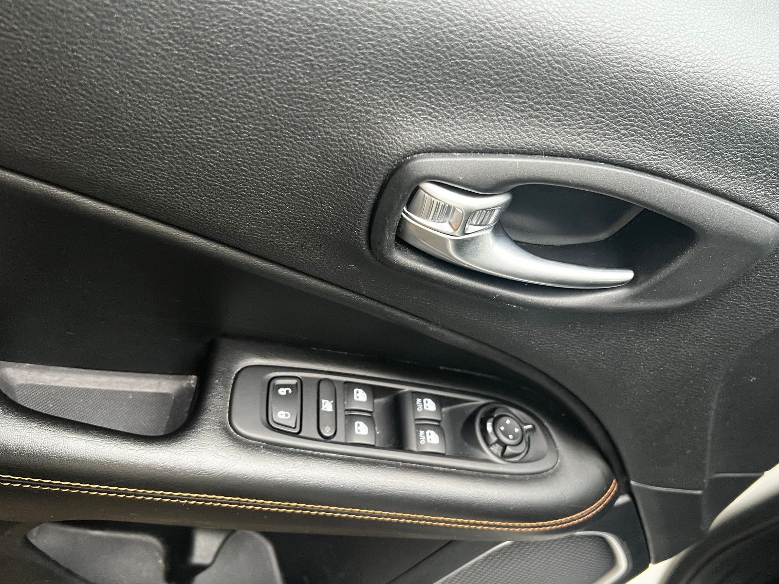 Fahrzeugabbildung Jeep Compass 1.3 T-GDI I4 LIMITED DCT 150 PS