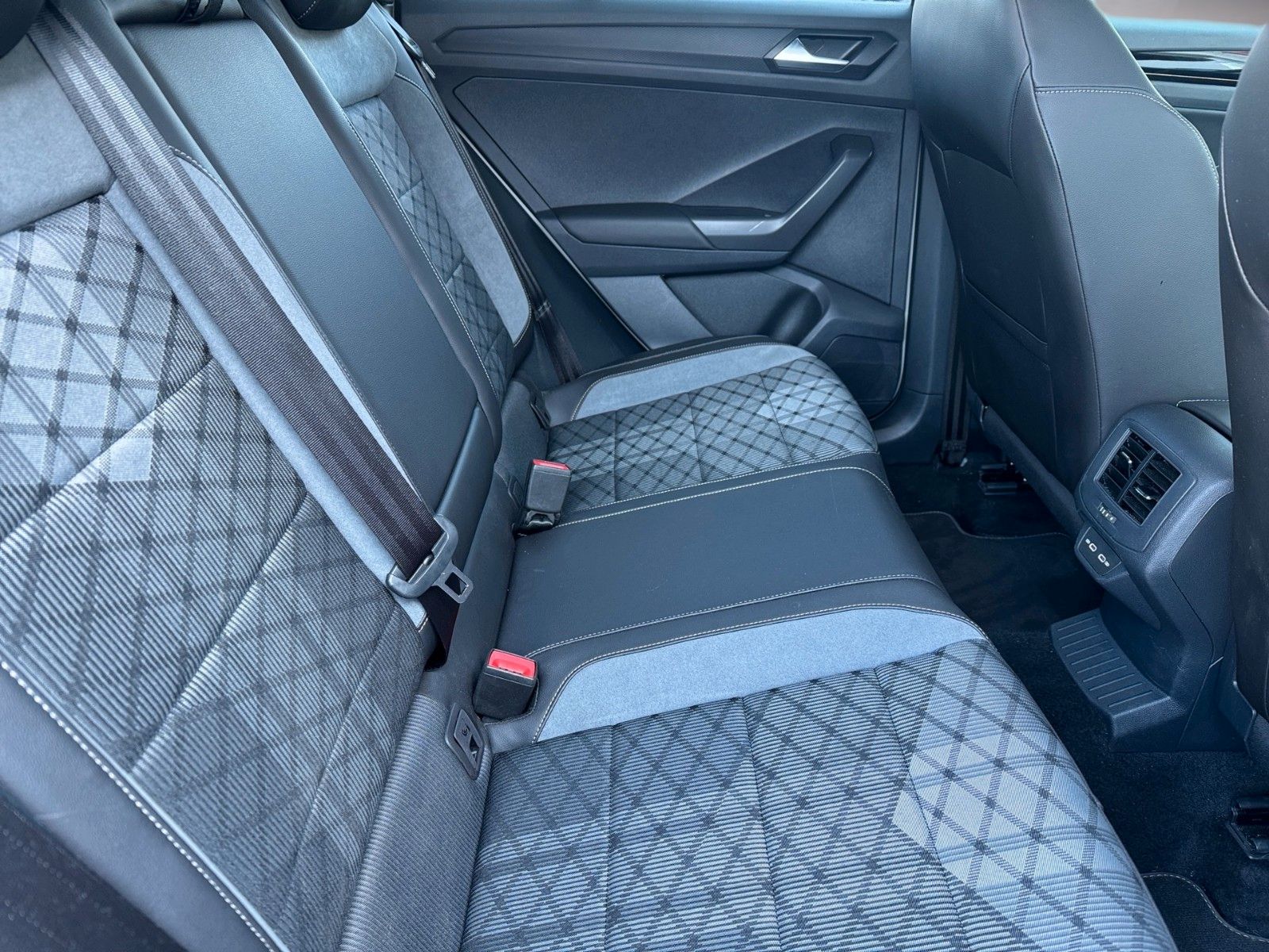 Fahrzeugabbildung Volkswagen T-Roc R-Line