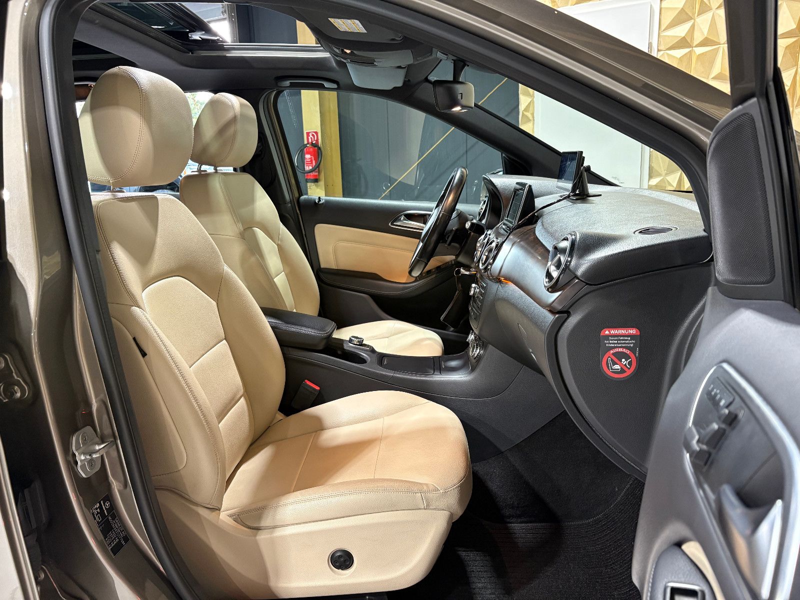 Fahrzeugabbildung Mercedes-Benz B 200/PANO/MEMORY/KLIMA/CAR-PLAY/2.HAND/KAMERA