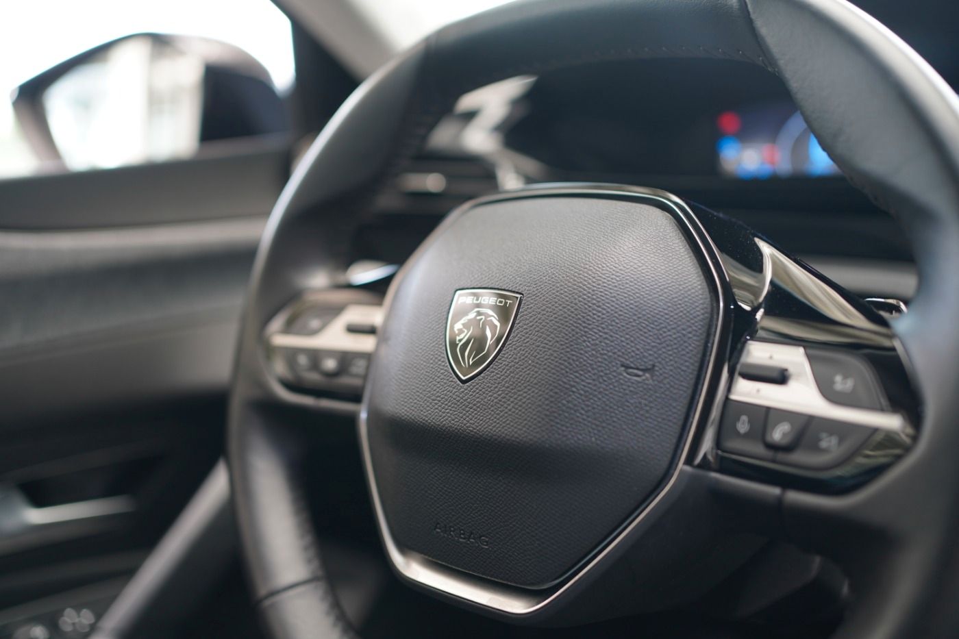 Fahrzeugabbildung Peugeot 308 SW Plug In Hybrid 180 Allure Automatik Navi