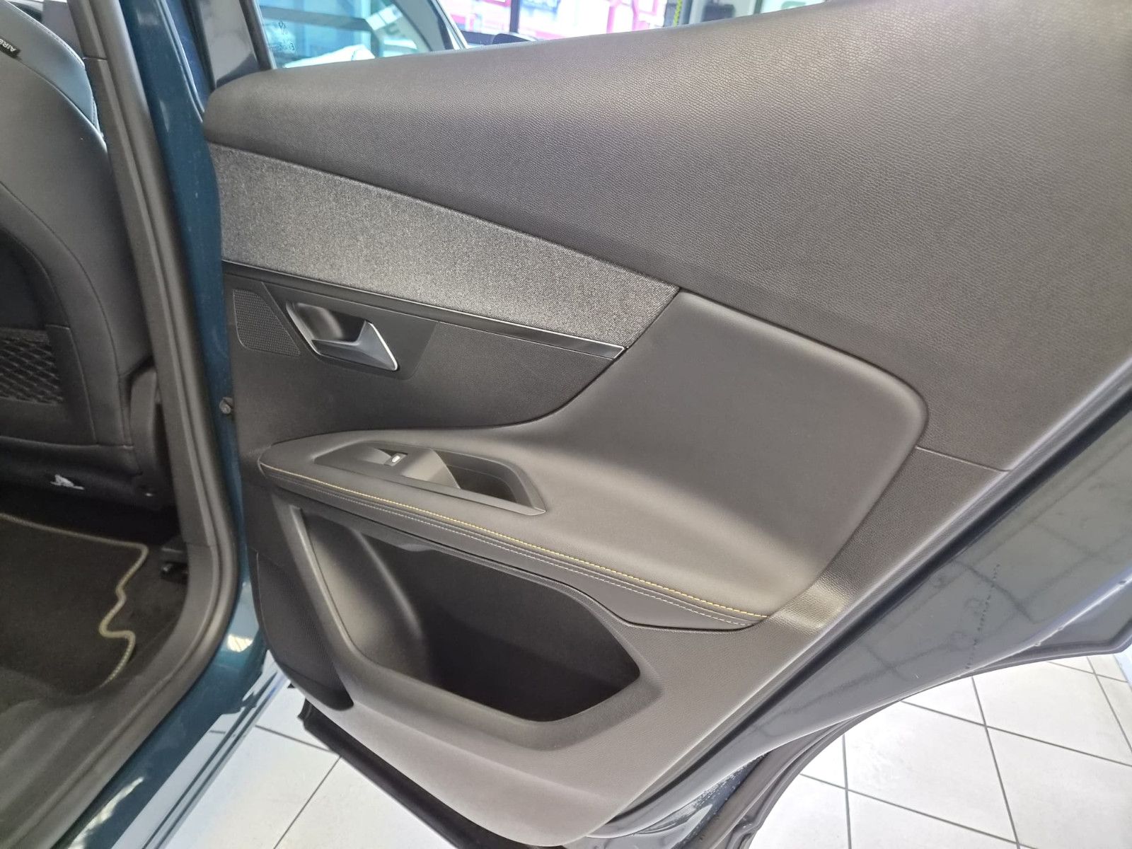 Fahrzeugabbildung Peugeot 3008 Hybrid 225 Roadtrip / LED/KAMERA/GARANTIE