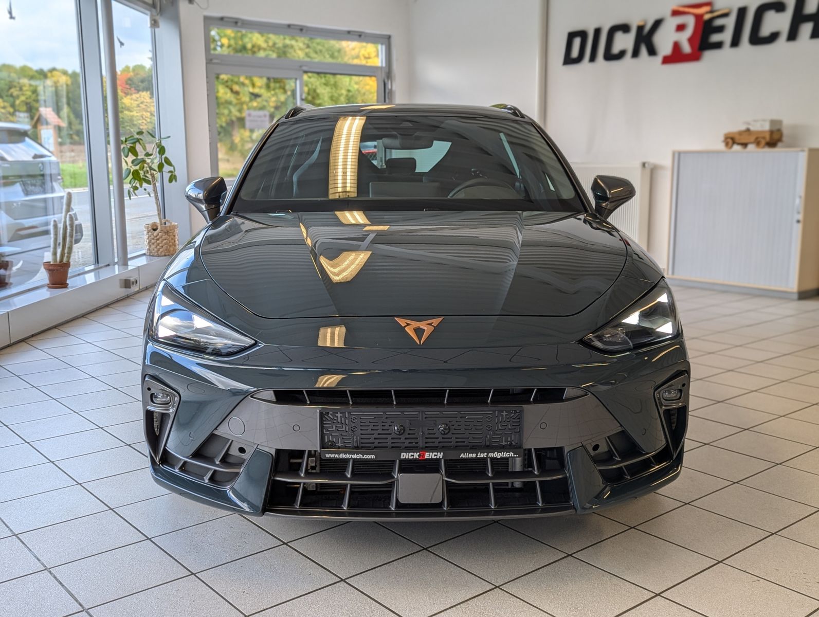 CUPRA Leon 1.5 eTSI Matrix Intelligent-Dynamic-Edge - Image 2