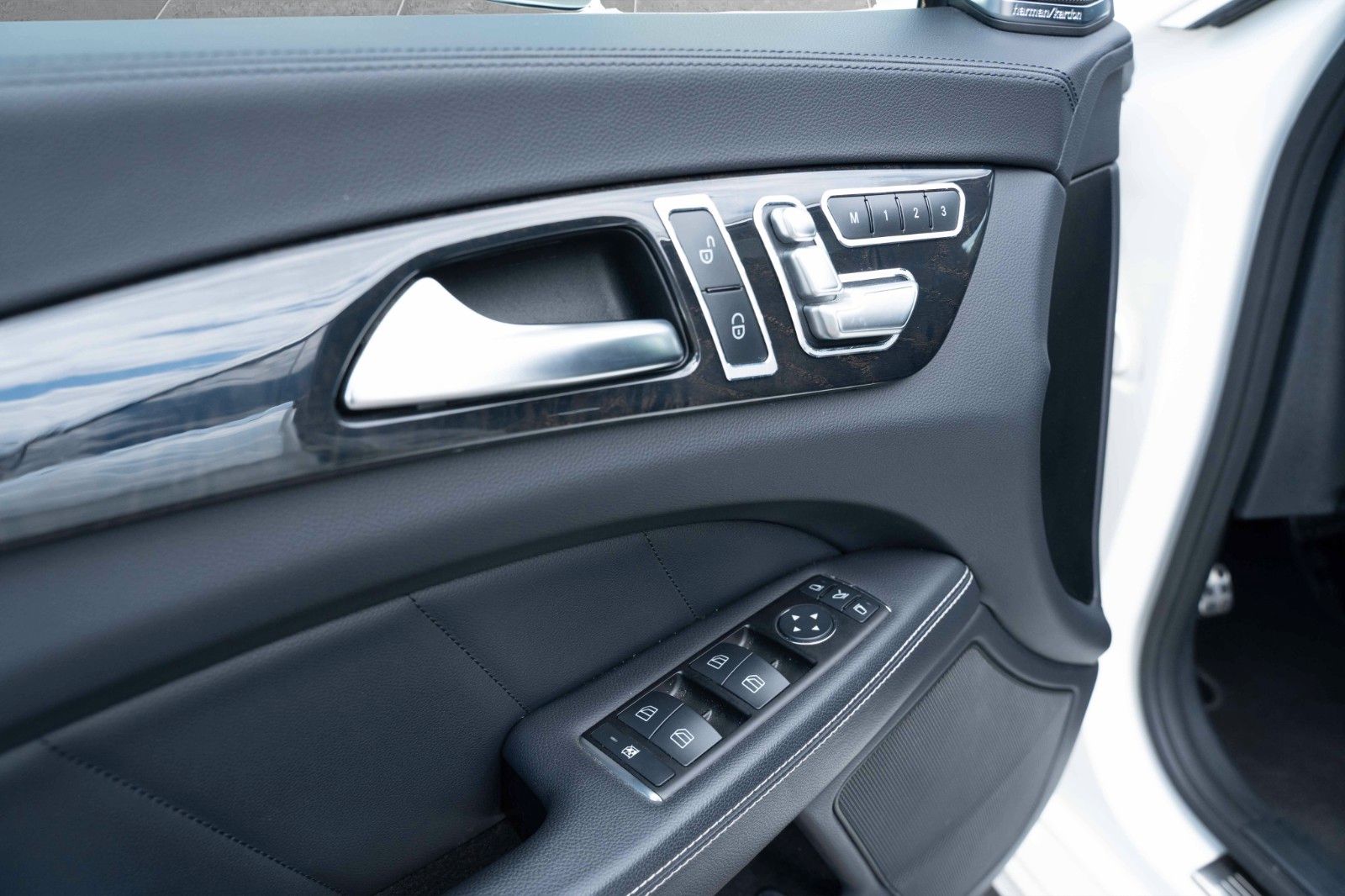 Fahrzeugabbildung Mercedes-Benz CLS 500 AMG XENON PANO LEDER MEMORY 19" TEL H&K