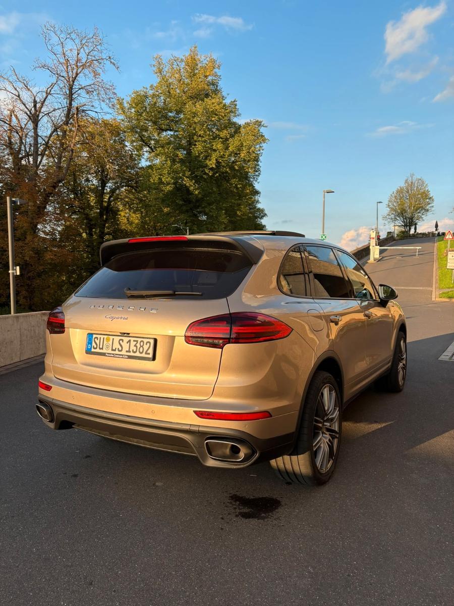 Porsche Cayenne - -