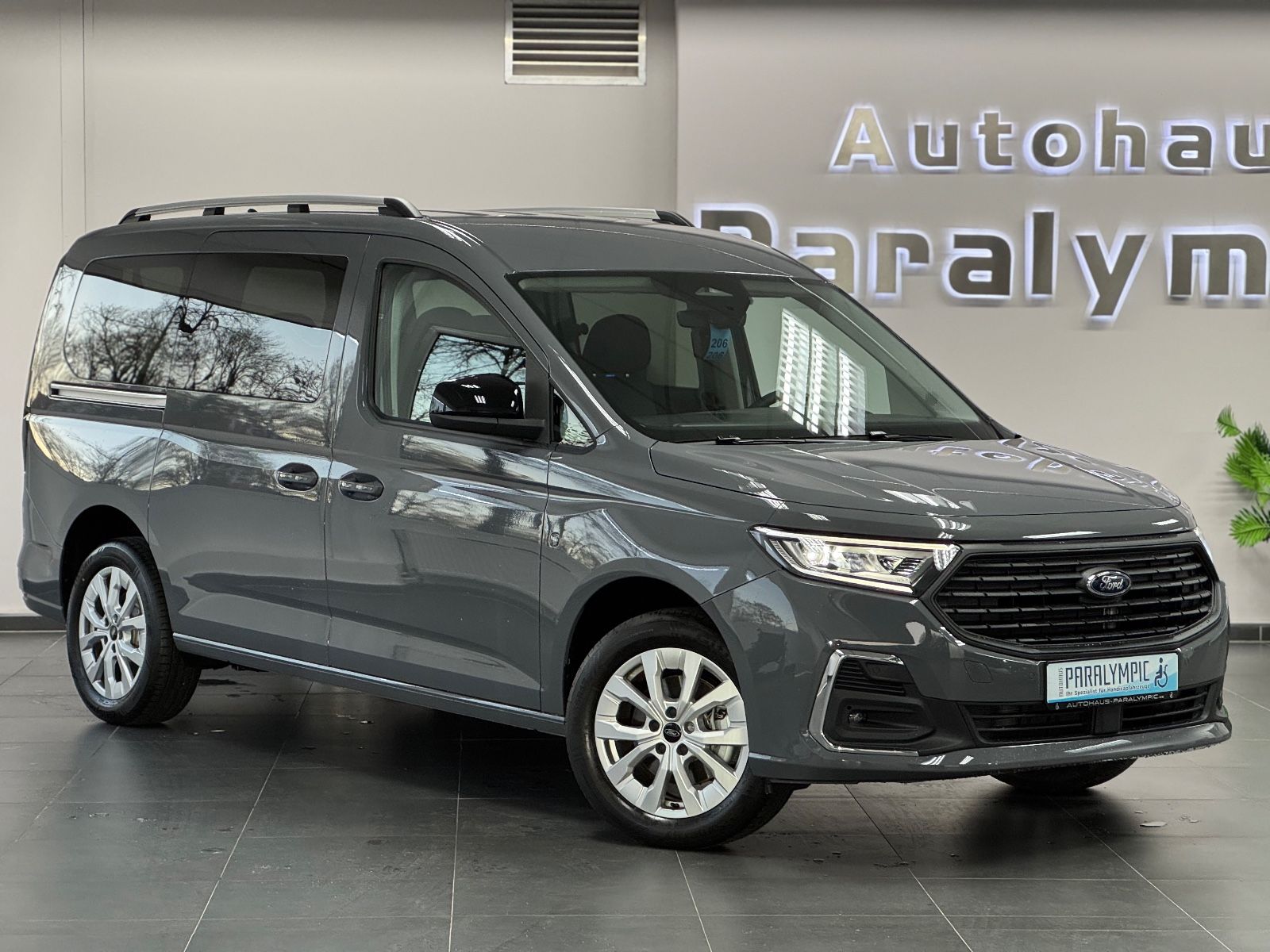 Grand Tourneo Titanium Rollstuhlgerecht-Rampe