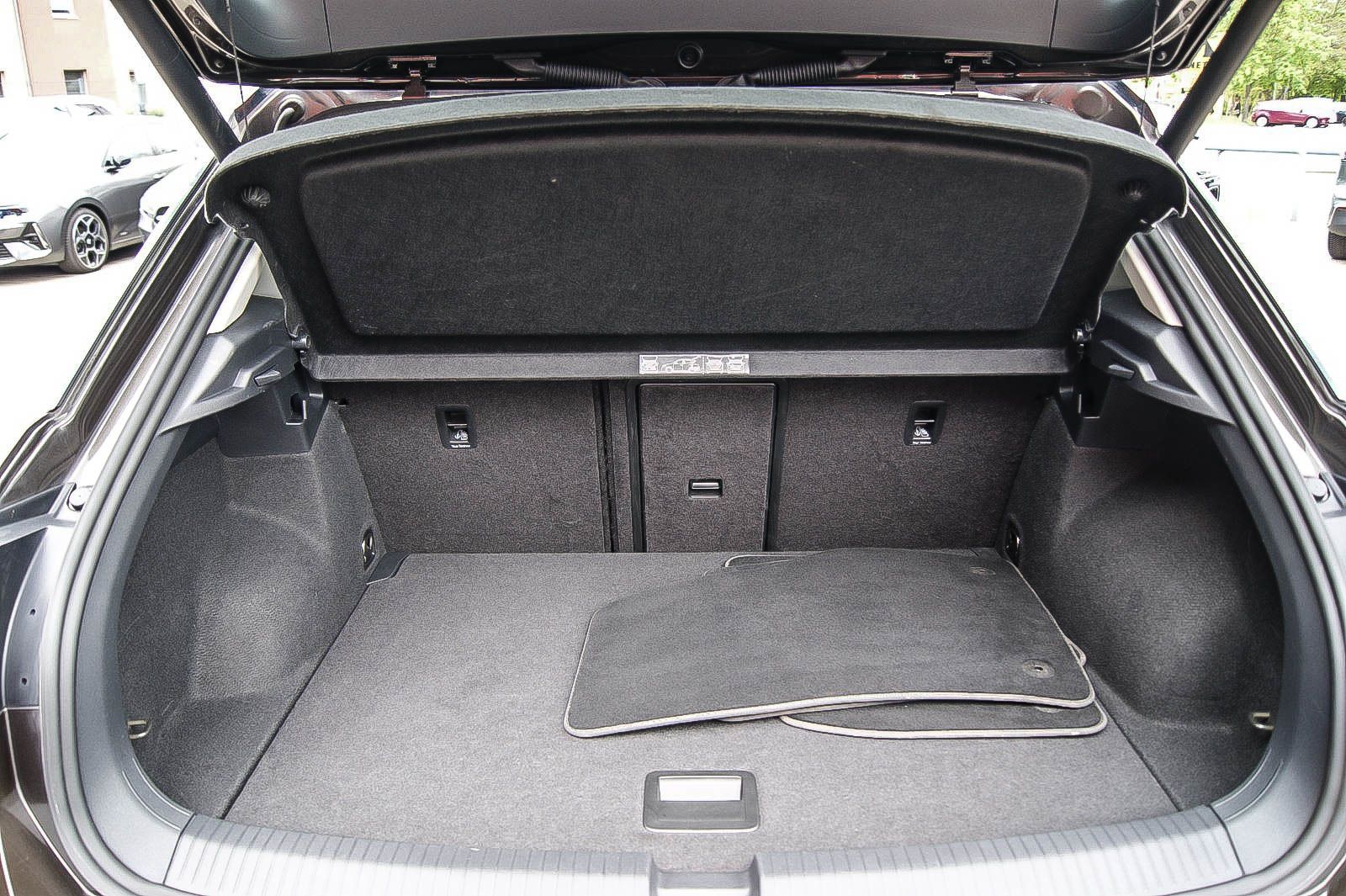 Fahrzeugabbildung Volkswagen T-Roc 15TSI DSG Style STHZG NAVI KAMERA 1HAND AC