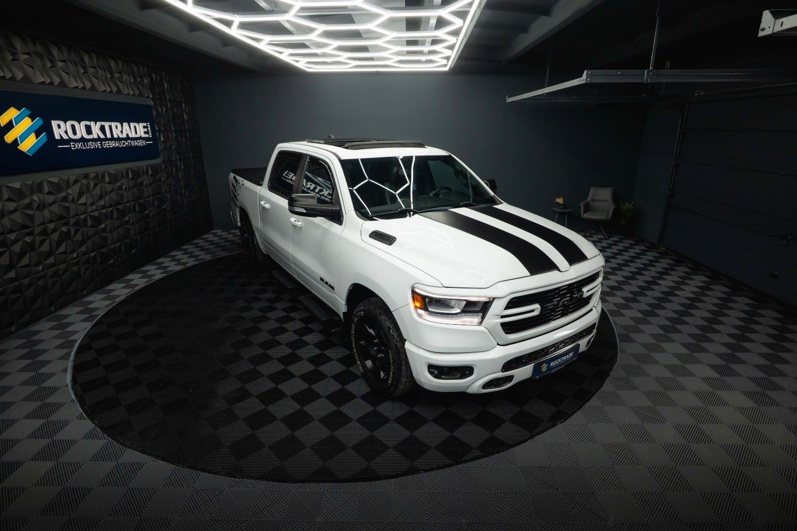 Fahrzeugabbildung Dodge RAM 5.7 V8 HEMI 4x4 OFFROAD Night-Paket *PANO*