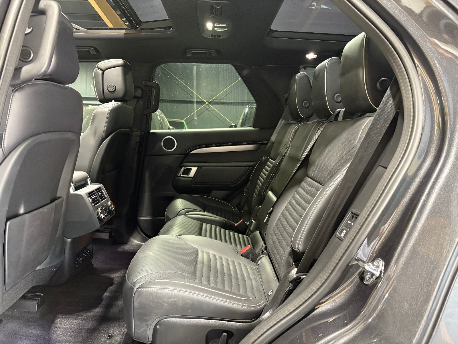 Fahrzeugabbildung Land Rover Discovery 5 R-Dynamic HSE D300 AWD/7-SITZ/PANO/