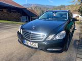 Mercedes-Benz 350 - schwarze Mercedes-Benz 350