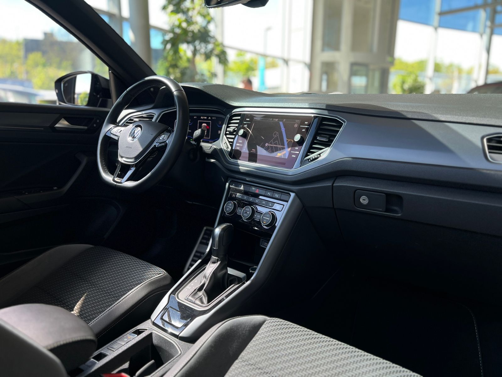 Fahrzeugabbildung Volkswagen T-Roc Cabriolet R Line Black AHK BEATS KEYLESS
