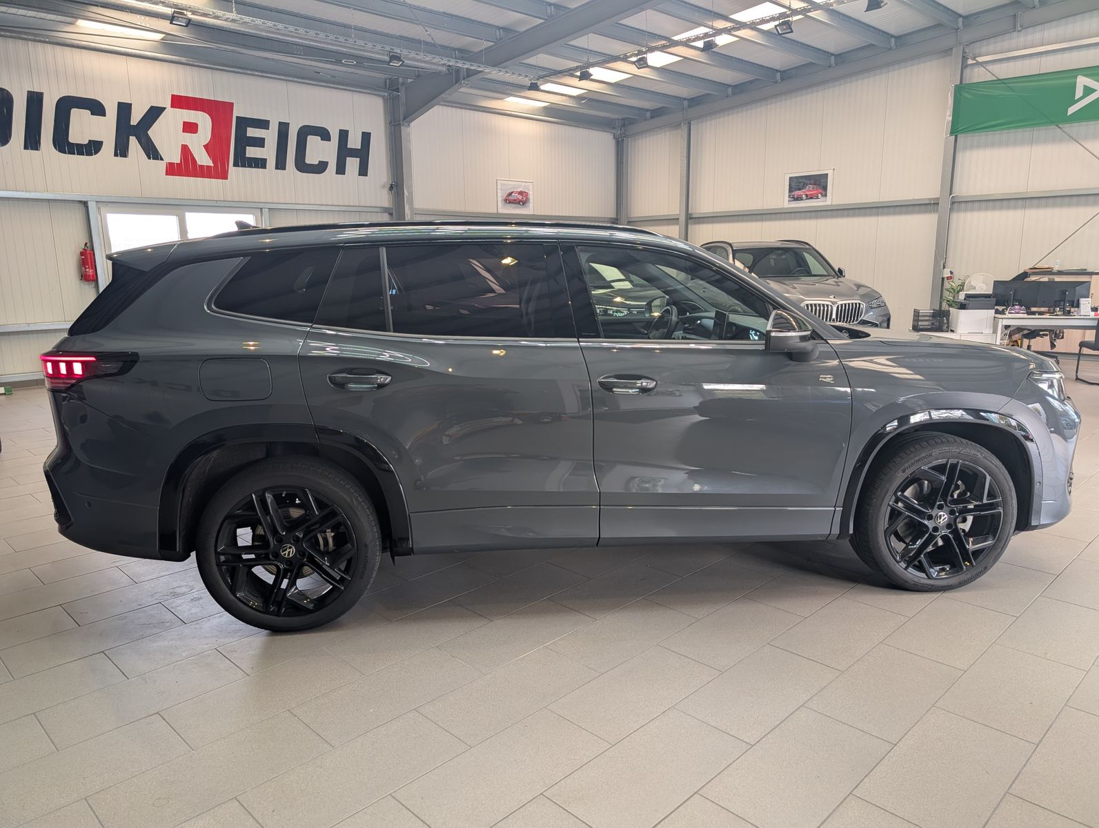 Fahrzeugabbildung Volkswagen Tayron 2.0TDI 4M R-Line Launch Pano Black AHK 20