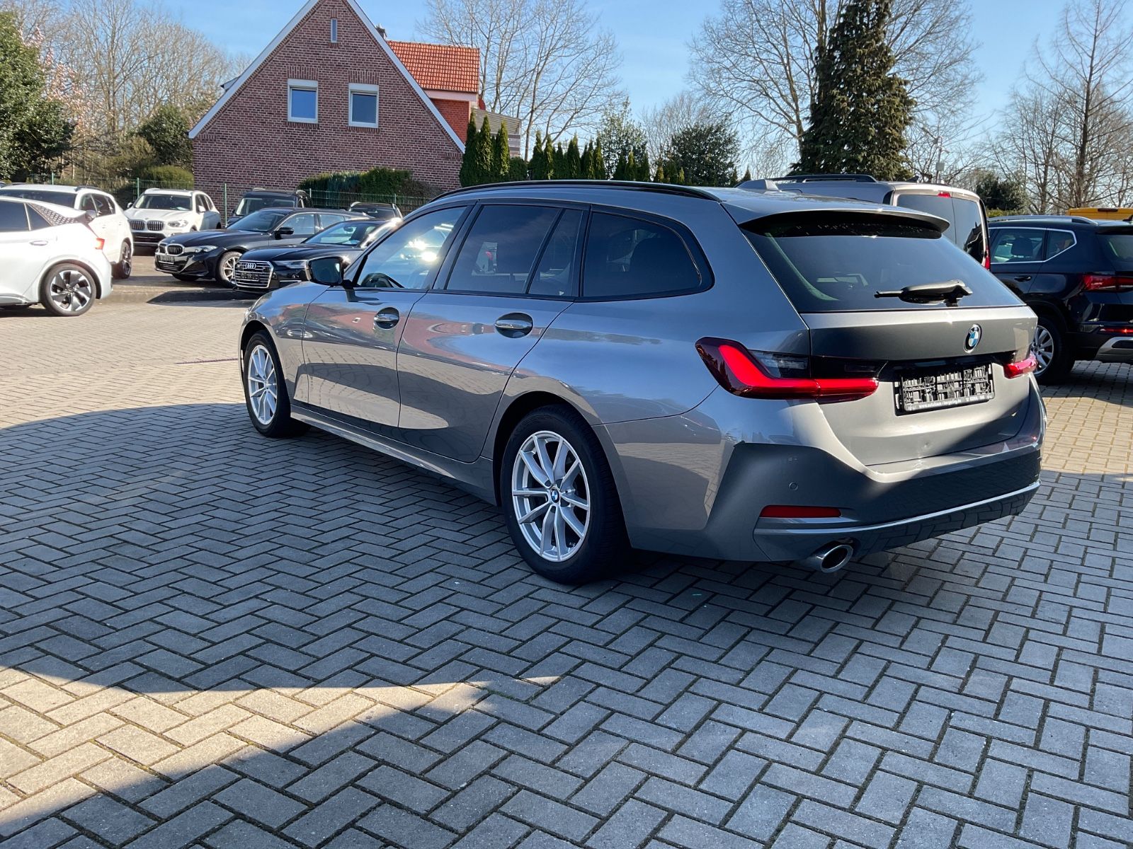 Fahrzeugabbildung BMW 320d xDrive Touring Auto,LED,Navi,CarPlay,Spur