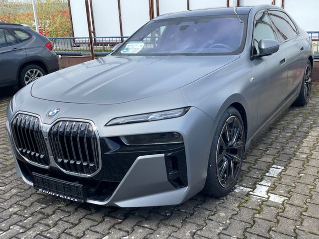 BMW M760 e xDrive  Cinema Sky Lounge NP 196000